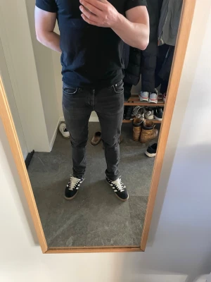 Nudie Jeans Lean Dean - Nudie Jeans i modellen Lean Dean. Jeansen är i fint skick då de inte användas mycket. Storleken är 28/32 men passar även mig som i vanliga fall har 30 i midjan. 