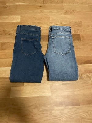 Två par jeans  - Säljer två par jeans som jag inte andvänder längre de är i mycket bra skick priset kan diskuteras