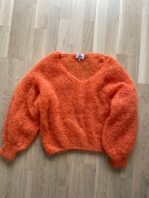 Orange fluffig stickad tröja - Superfin fluffig orange stickad tröja. Mysig och snygg!🥰