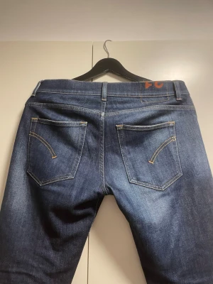 Dondup jeans - Mörkblå dondups i modell Richie | Dem är i väldigt fint skick | Passar till allt och är väldigt bekväma | priset är inte hugget i sten | hör av dig vid minsta lilla fundering// Alex closet✨