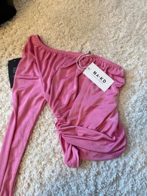 One of-shoulder topp  - One of-shoulder topp från NA-KD, ny med lappar kvar, strl S 