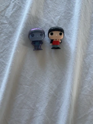 Två Will figurer från kinder joy  - Säljer två figurer från stranger things i Will, de är väldigt sällsynta och svåra att få tag på! Båda är som nya och ägt dem i nån månad men de har bara stått som prydnad☺️