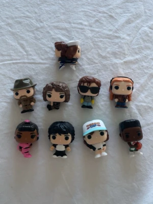 Random Stranger Things figurer 9st  - Jag säljer 9st olika stranger things figurer med nytt skick! Köpte för nån månad sen men bara stått som prydnad i mitt rum!☺️