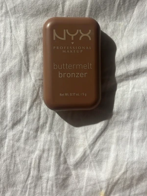 nyx bronzer - säljer denna sjukt fina bronzern från nyx. säljer då jag inte gillade färgen💓 använd endast en gång med nytvättad borste (parfymfri rengöring)❤️ KÖPTE FÖR 150 OCH SÄLJER FÖR 100