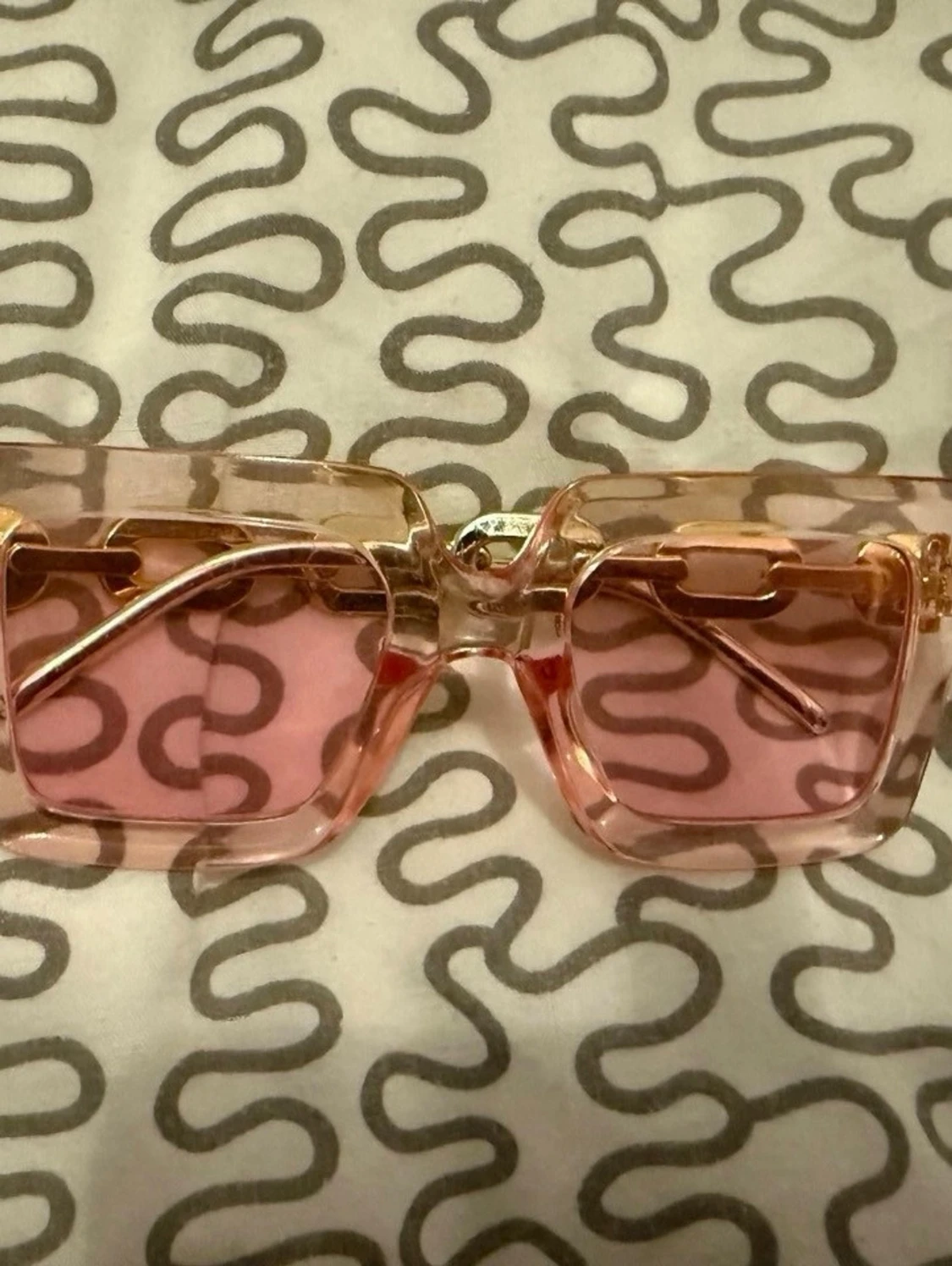 Två trendiga solglasögon med detaljer - 1