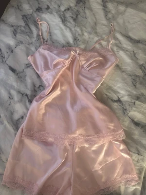Satin sett Missay - Rosa satin sett från missay med spets ditaljer. Storlek S och aldrig användt. 
