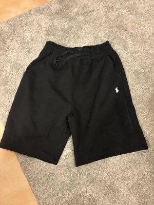 Ralph lauren shorts  - Bra skick knappast använda. Storlek m. För fler bilder eller frågor är det bara att skriva 