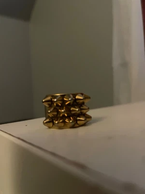 Guldig Edblad ring - Säljer min Edblad ring för jag använder den inte längre. Storlek S i 16,80. Den är i ganska så bra skick.