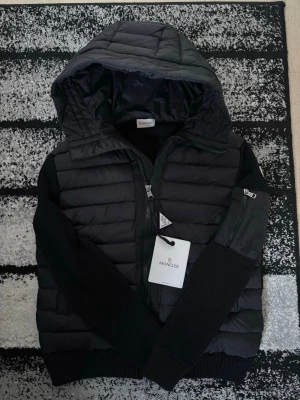 Moncler cardigan svart - Moncler cardigan svart. Storlek L men sitter mindre. NFC scan funkar.