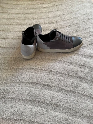 Grå mockasneakers med svart tå - Stilrena Lanvins!! 