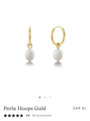 Guldiga hoops med pärlor - Snygga örhängen i guldfärgad metall med vita pärlor som hänger i små hoops. Perfekta för dig som gillar en stilren men ändå trendig look. använda 3 gånger o inga defekter