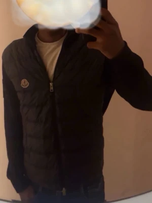 Moncler cardigan - Tja, säljer denna feta moncler cardigan för 2000kr som självklart är äkta! Den är snygg och sitter perfekt. Pris kan diskuteras 