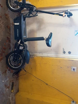 Gyroway elscooter  - Gyroway elscooter med sadel i svart färg. Modellen har grovmönstrade däck, skivbromsar och fjädring. Elscootern är utrustad med löstagbart batteripack och medföljande laddare. Styret har enkel display och reglage för körning. Passar för persontransport på kortare sträckor på hårt underlag och lättare terräng, beroende på lokala regler för användning av elsparkcyklar på allmän plats.kör i ca 30km/h.fram bromsen jag jag monterat av men den följer med om man vill sätta dit den själv jag säljer den 
