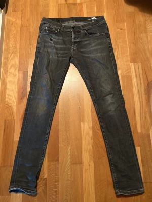 Dondup jeans slim fit  w33 - Tjena säljer ett par sjukt fina dondup jeans med lite slitningar på! Skick 8/10. Hör av dig vid frågor! Jag är 186 och väger 75 kg och dem passar rätt bra!