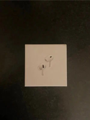 Apple AirPods Pro 2 MagSafe USB-C helt nya oöppnade  - Säljer ett par vita Apple AirPods Pro (2:a generationen) med MagSafe-laddningsetui och USB-C. Trådlösa in-ear-hörlurar med stilren design och aktiv brusreducering. Perfekta för musik, samtal och träning.