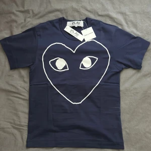 Comme des Garcons tshirt🤩🙌 - Mörkblå Comme des Garçons tshirt i storlek S🙌🤩