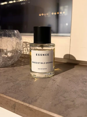 ESSNCE Irresistible Enigma - Fruktig parfym från Essnce. Förvarad svalt och mörkt i garderob.