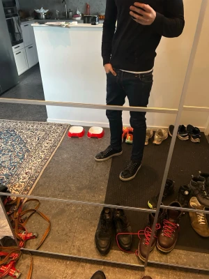 Mörkblå nudie jeans - Jeans från nudie med modellen thin finn. Storlek 31 men passar som 28-29. 