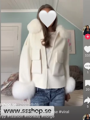 Vit pälsjacka - Intressekoll på en snygg vit pälsjacka med fluffig krage och breda ärmslut i päls. Köpt på ssshop.se för 3899kr, säljer för 2300kr💕 skriv för egna bilder! GE PRISFÖRSLAG