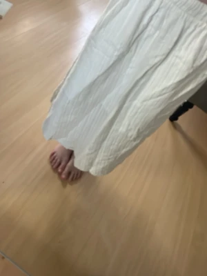 Vit långkjol i bomull/ köpare betalar frakt ❤️ - Säljer en vit långkjol i mjuk bomull med diskret ribbad struktur. Kjolen har resår i midjan och är lätt och luftig, perfekt för varma dagar. Enkel och stilren design som är lätt att matcha med olika toppar.❤️😻