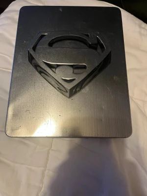 Superman metallbox DC Comics - Jätte snygg metall låda från DC. Inte i perfekt skick då den har några bucklor. 