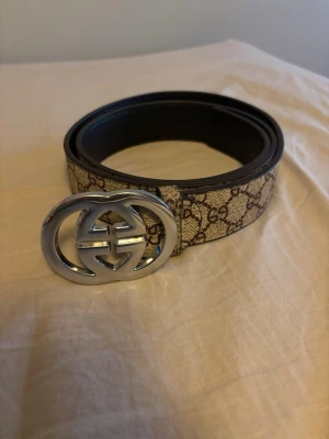 Beige bälte  - Snygg beige bälte 115 cm aldrig använd är i väldigt bra skick pris kan diskuteras 