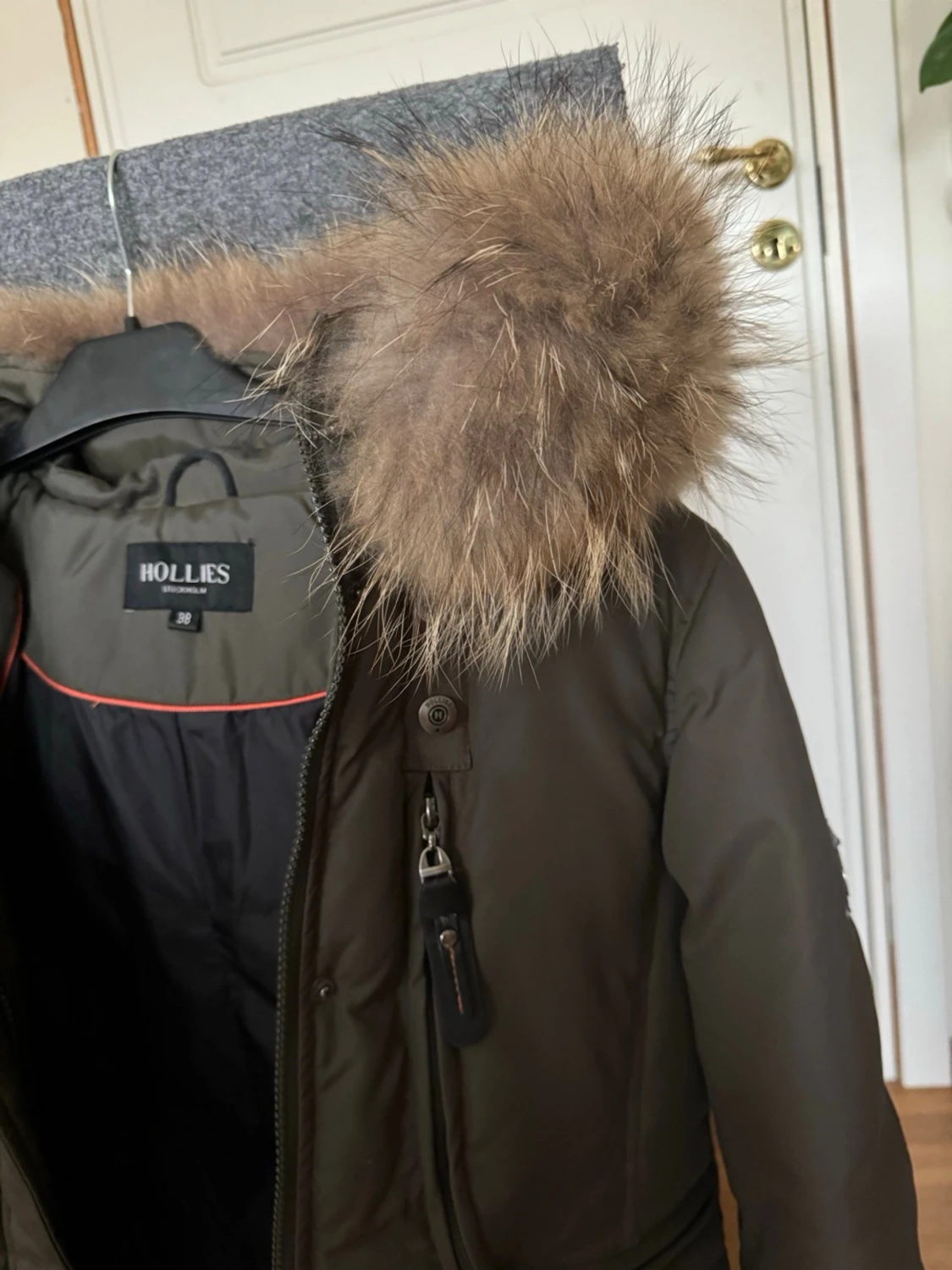 Olivgrön parkas från Hollies med pälskrage - 1