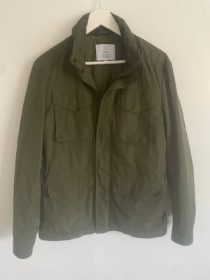 Grön field jacket - Otroligt fin grön field jacka/field jacket från bläck. Passar perfekt nu till våren. Priset kan såklart diskuteras