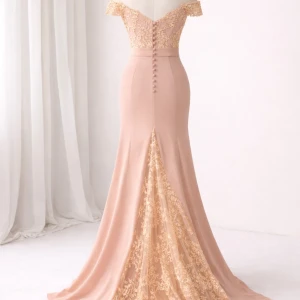 Lång champagnefärgad spetsklänning - Elegant långklänning i champagnefärg med v-ringad omlott överdel, spetsdetaljer och offshoulder-ärmar. Kjolen har en vacker slits baktill med spets och knappar längs ryggen. Perfekt för speciella tillfällen. Hon på bilden är 165 cm lång