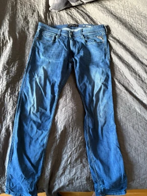 Replay Anbass 34/32 - Säljer mina replay Anbass i storlek 34/32 då det är för små på mig. Jeansen är i en väldigt fin blå och passar med det mesta outfitsen. Jeansen är i bra skick och inga defekter.