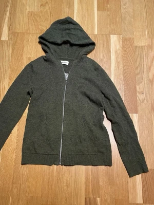 Mörkrön Zadig Voltaire kashmir hoodie Xs - Tror storleken heter 14. Den passar dig som är 155-165. Bra skick utan defekter. Köpte den på Plick för ett halvår sen men har nu växt ut den. Tror den är rätt dyr ny. Priset går att diskutera och ingen fråga är dålig! Jag är 170 på bilden.