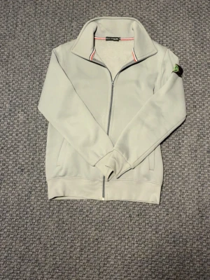 Stone Island tröja  - Stone Island hel zip utan Luva tröjan Är i storlek S o materialet är tjockt som är bra för dom kalla dagarna skicket e 9/10 skicka in gärna prisförslag 