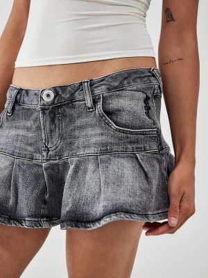 Grå denimskort med volangkant - Trendiga grå skorts i denim med tvättad look och volangkant. Klassisk femficksmodell, bälteshällor och knappstängning framtill. Perfekt för dig som gillar en edgy och avslappnad stil.