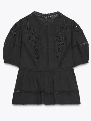 Svart blus med broderi och spetsdetaljer - Svart blus med vackra broderier och spetsdetaljer framtill och på ärmarna. Blusen har rund halsringning, korta puffärmar och en lös, volangig passform. Tillverkad i ett lätt tyg som ger en luftig känsla.