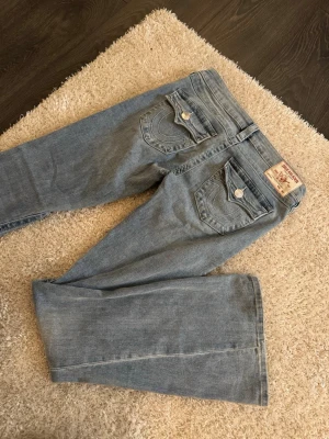 True religion jeans - True religion jeans i  storlek 27 (sitter som en M)      Joey Low Rise Flare.                                                    Mycket fint skick, endast använda 1 gång. 