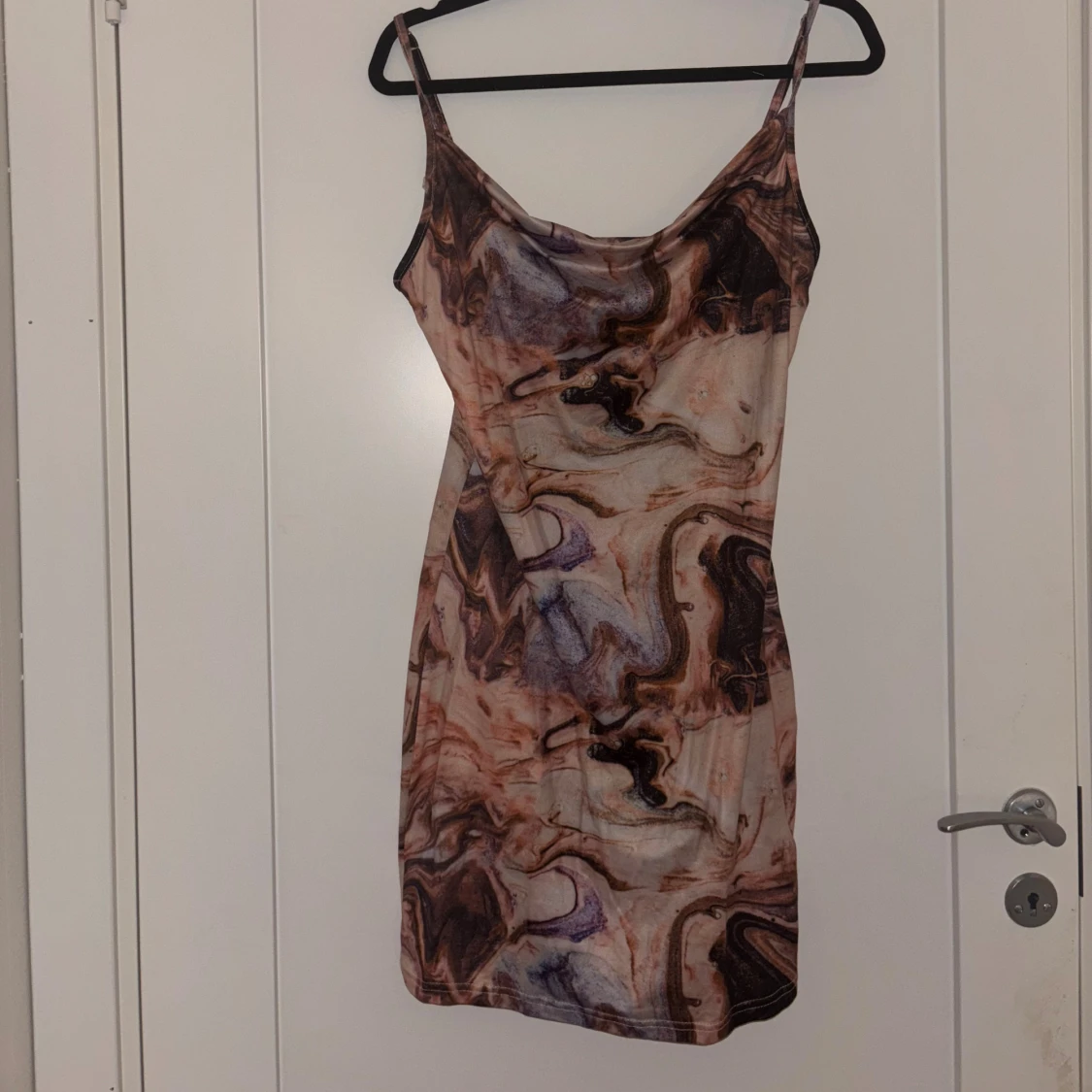 Mönstrad kort klänning med smala axelband