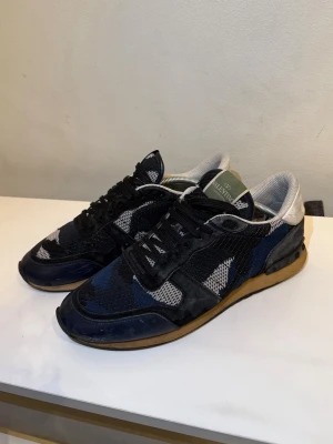 Valentino Rockrunners - Boom‼️jag säljer nu mina Valentino Rockrunners i denna unika militär blå/vita färgen. Skick 8/10 - size IT44 (45eu) | Nypris går för= 7000kr+, mitt pris endast =2099kr - STEAL 🫨