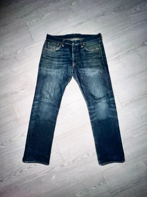 Mörkblå Levi's 501 jeans - Säljer ett par mörkblå Levi's 501 jeans, perfekta för en avslappnad och trendig look.