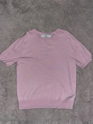 Rosa stickad topp  - Superfin ljusrosa stickad topp från Primark  med korta ärmar och rund hals. Enkel och stilren design som passar perfekt till jeans eller kjol. Mjuk och skön kvalitet.