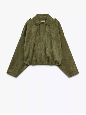 Olivgrön mockajacka med dragkedja - Snygg olivgrön jacka i mockaimitation med dragkedja framtill och bred krage. Jackan har en loose passform och långa ärmar, perfekt för dig som gillar en avslappnad stil. Ballongformad nederkant ger en modern touch.
