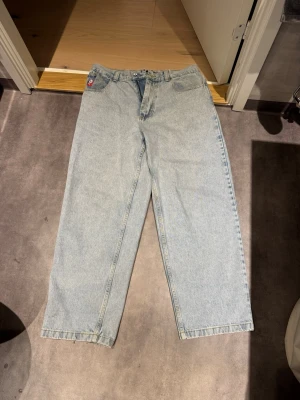 Polar Big boys - Säljer ljusblåa Big boys i storlek L, bra skick övrigt men slitna nere vid hälarna. 