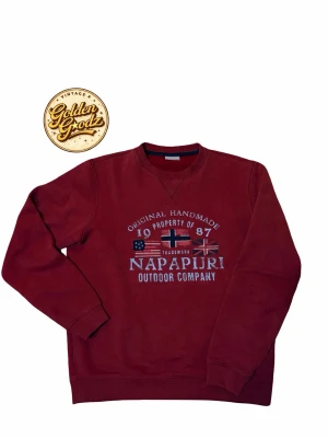 Napapijri sweatshirt  - Otroligt fet sweatshirt med riktigt nice motiv i lite mer vinröd färg, Sitter sjukt nice storlek s ⭐️