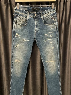 Replay anbass  - Replay anbass - skick 8,5/10, fint skick! - storlek 28/32 - feta slitningar som gör jeansen sjukt snygga, även mycket sköna att ha på sig - hör av er vid frågor🙌