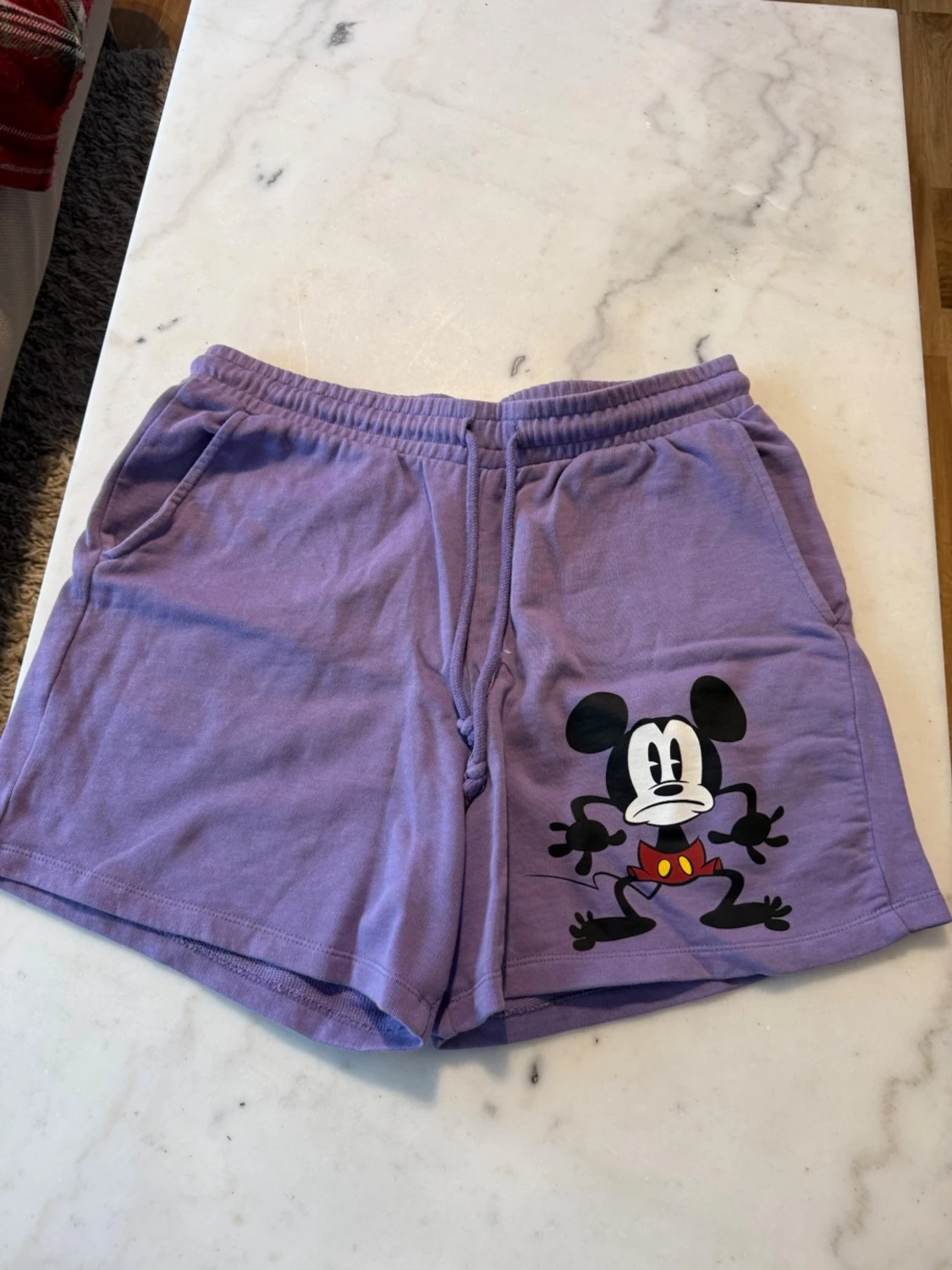 Lila Disney shorts med Mickey Mouse
