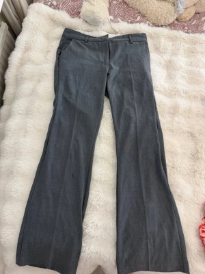 Grå kostymbyxor från nelly - Snygga grå kostymbyxor med  rak passform. 🩶