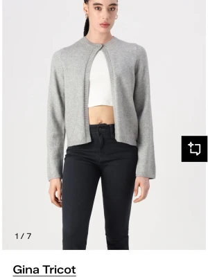 Blå slutsåld kofta - En stilren blå kofta från Gina Tricot med rund halsringning och knapp framtill. Koftan har långa ärmar och är tillverkad i ett mjukt stickat material. Passar perfekt att slänga över en topp för en enkel look.