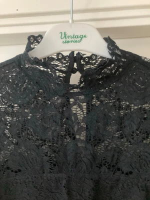 🍒Svart spetsblus🍒 - 🍒LOVELY LACE🍒Superfin och trendig peplum spetsblus. Blusen har blommigt spetsmönster, knäppning i nacken och är fodrad som en korsett.🍒