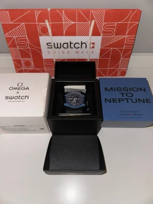 Omega x Swatch Mission to Neptune - Omega x Swatch Mission to Neptune | Helt ny, aldrig använd | Köpt i Swatch butiken i Miami | Skriv vid frågor📩