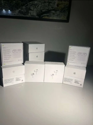 AirPods Pro Gen 2  - 📩 Säljer helt nya AirPods Pro (2nd generation). ✔️ Oöppnad förpackning ✔️ Alla funktioner ✔️ Grym ljudkvalitet & aktiv brusreducering ✔️ Transparensläge ✔️ MagSafe-laddningsetui 💰 Pris: 550 kr/st Hör av dig vid frågor eller vid intresse!