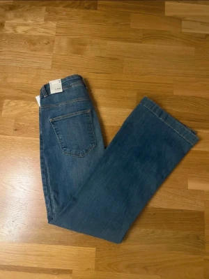 Blå utsvängda jeans från Flared - Snygga blå utsvängda flared jeans från JDY.                                                                           Helt nya med prislapp 